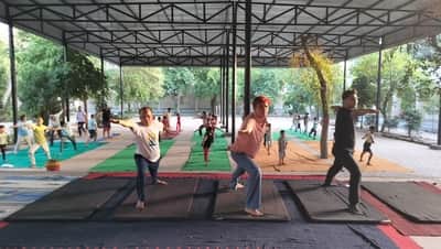 पीथड़ावास में योग करते लोग। स्रोत : स्कूल
