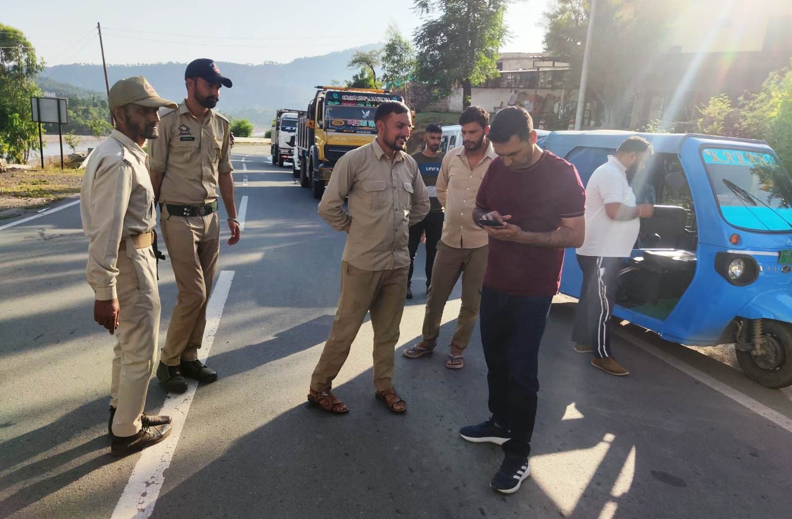राजोेरी-पुंछ राष्ट्रीय राजमार्ग पर एमवीडी का सख्त अभियान, 16 वाहनों के चालान, 74,100 रुपये जुर्