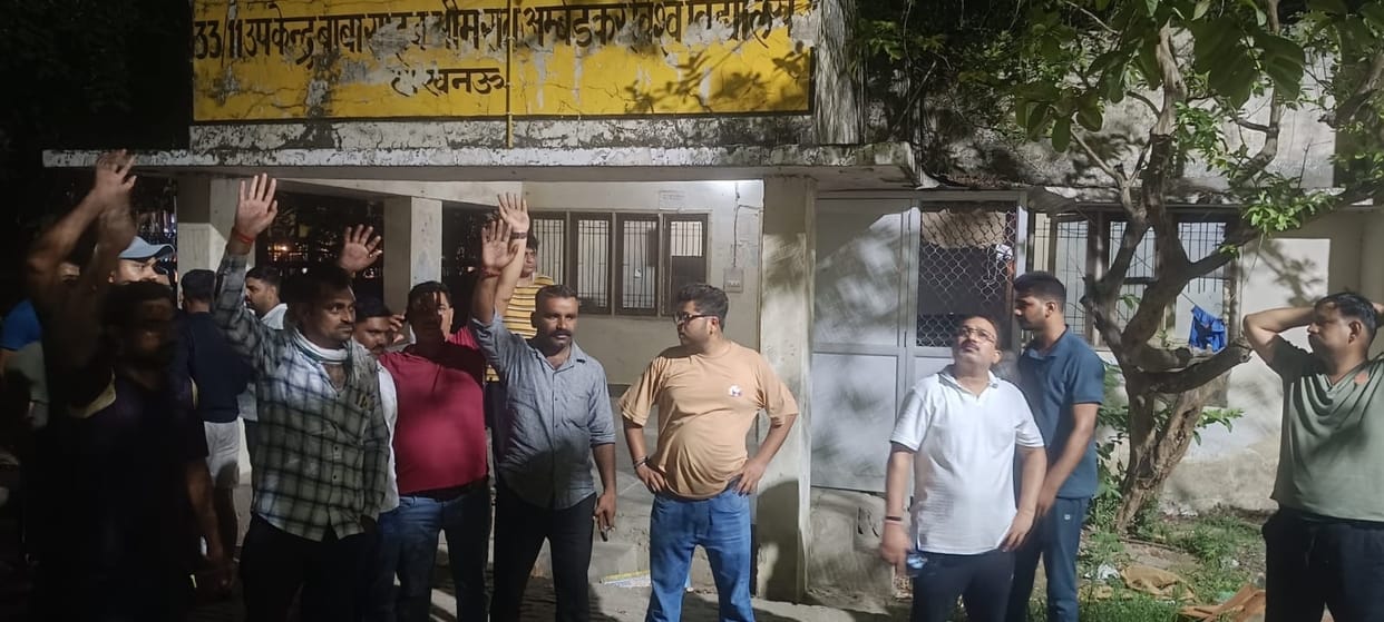 Eight thousand people faced power crisis for 12 hours, surrounded the substation at night.