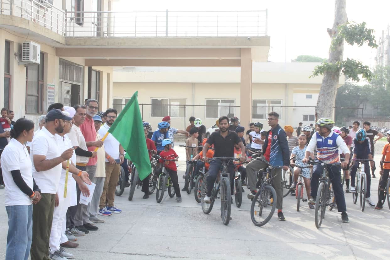 Players cycled and gave the message of good health and clean environment.