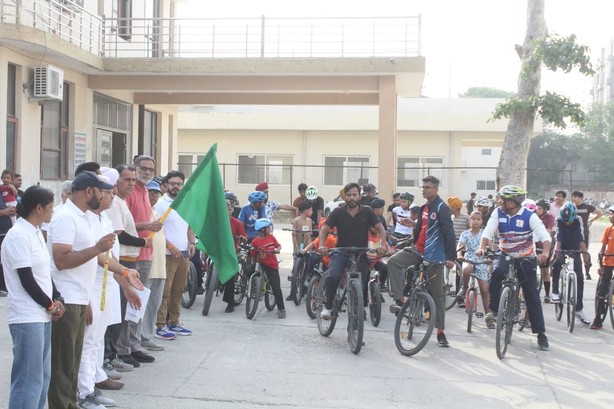 Players cycled and gave the message of good health and clean environment.