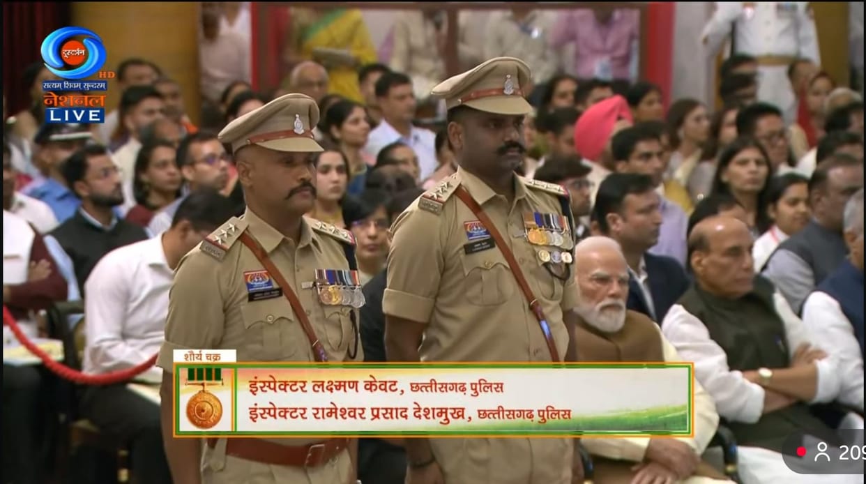 President awards Shaurya Chakra to two Kanker police officers