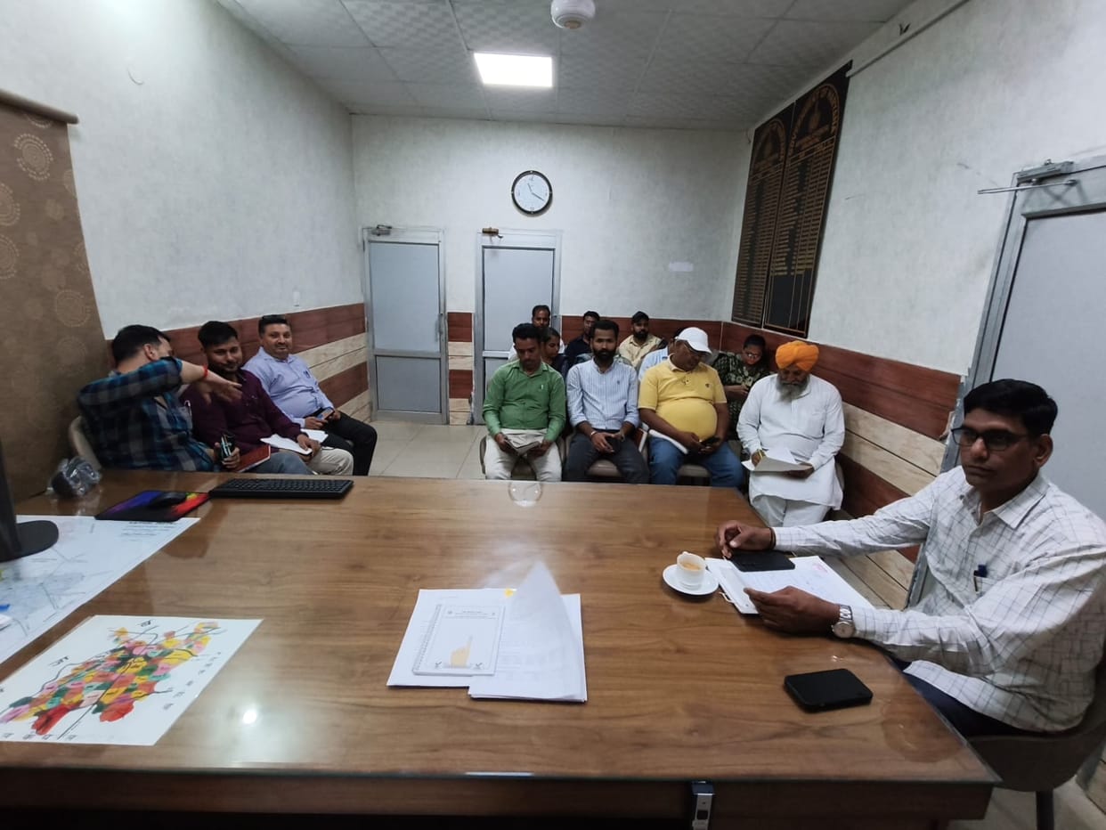 Tehsildar listened to the problems of the citizens
