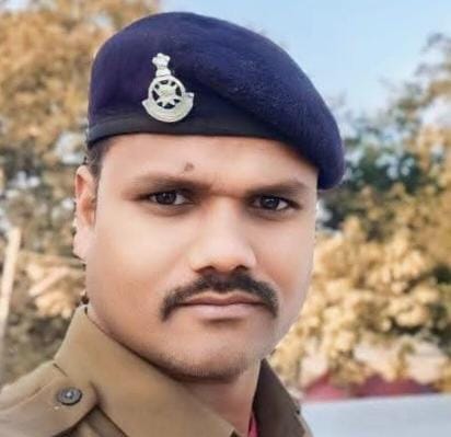 Constable hangs himself in government quarters, investigation intensified after suicide note found