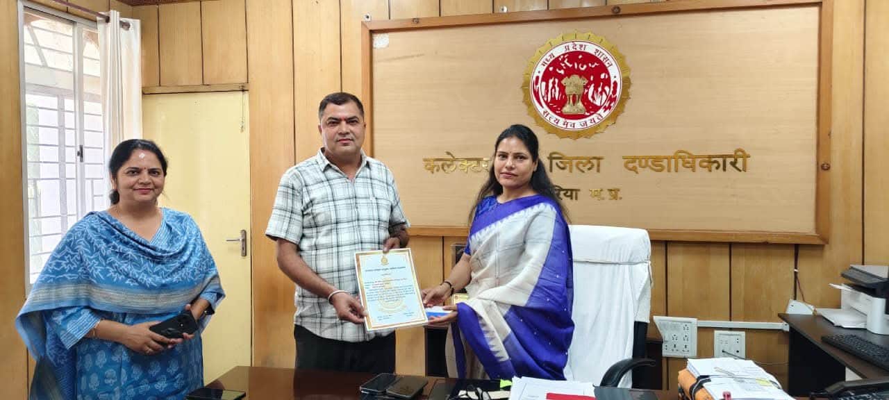 सरपंच को सम्मान पत्र देते कलेक्टर
