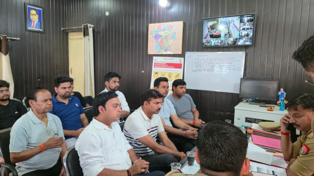 BJP workers expressed displeasure over the working style of the police and submitted a memorandum to the inspector