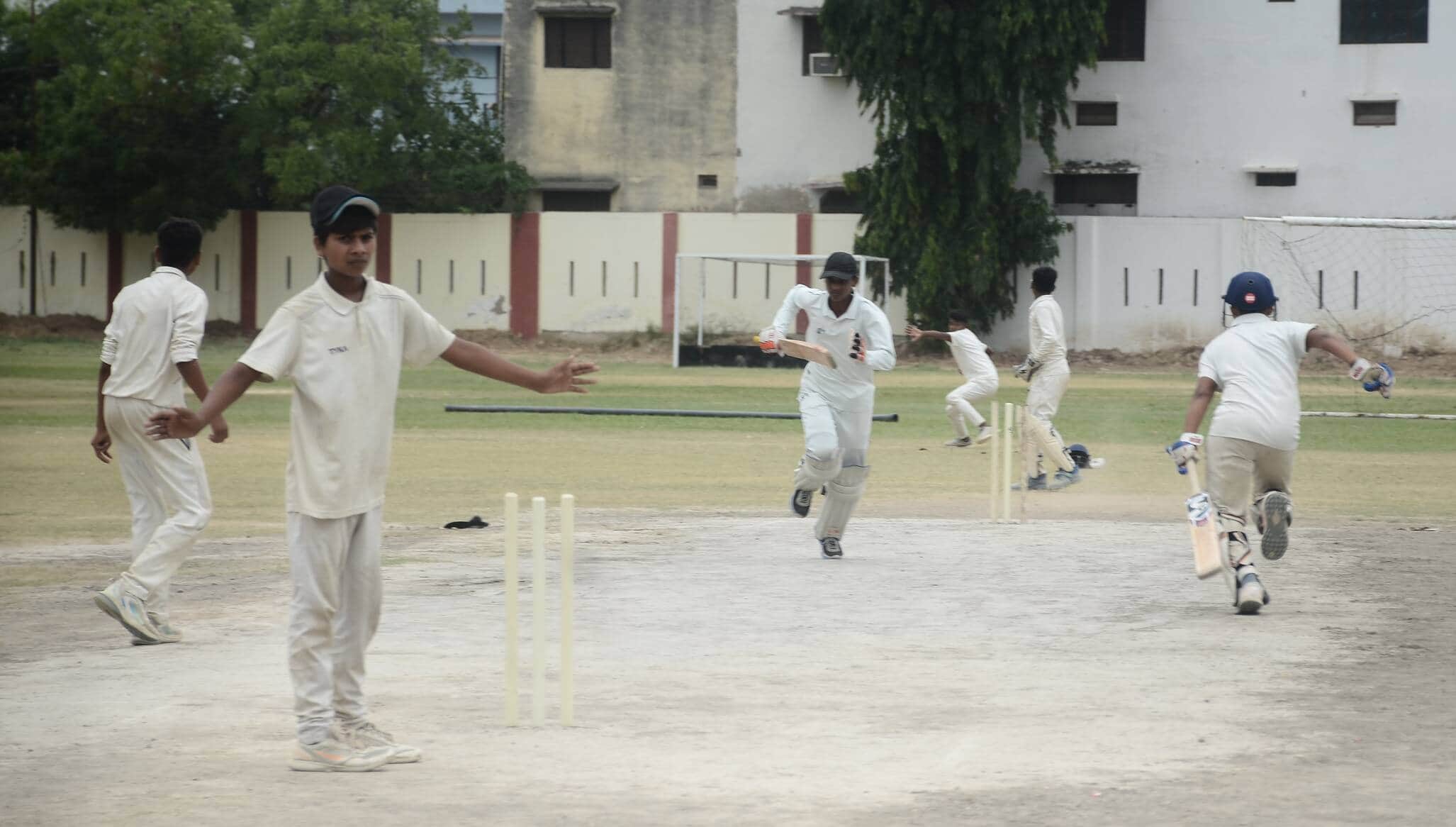 स्टेडियम में आयोजित क्रिकेट प्रतियोगिता में प्रतिभाग करते खिलाड़ी। संवाद