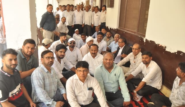 सदर तहसील में धरने पर बैठे बैनामा लेखक। संवाद