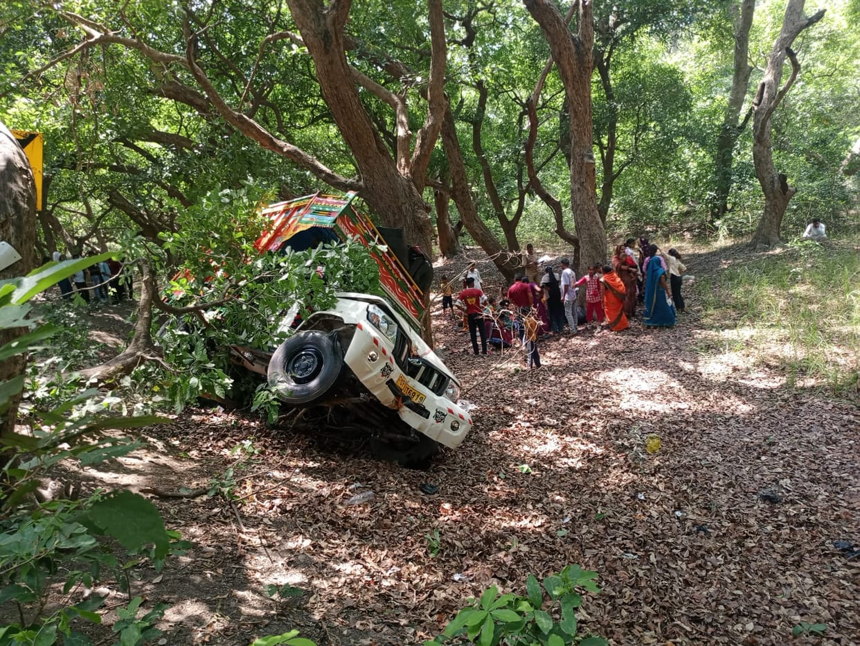 Pickup collided with a tree near Siddh Baba Sthal, six people injured