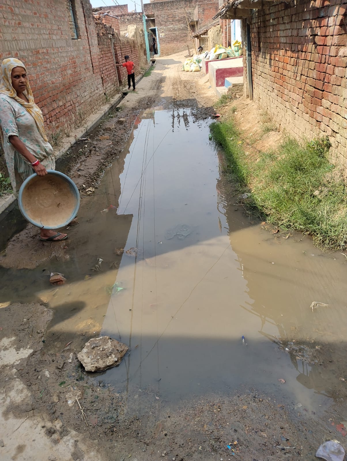 सड़क पर भरे गंदा पानी से बचते हुए जाती मिला।  संवाद