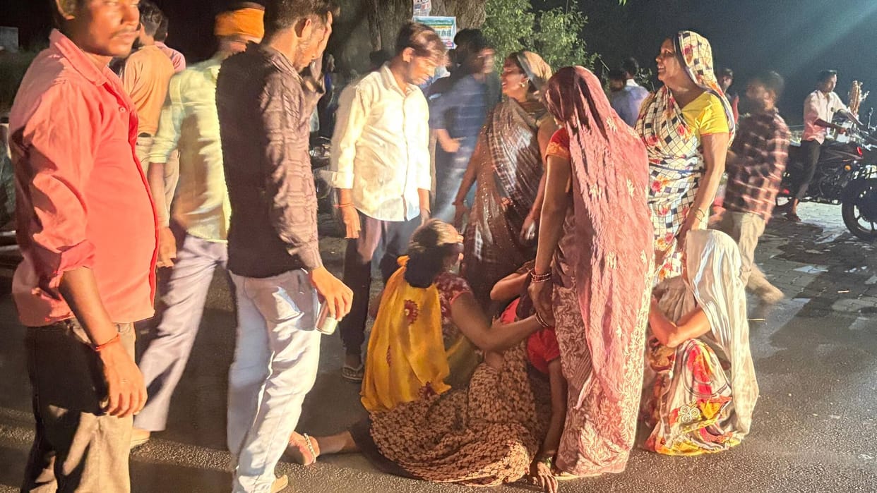 A young man died after being hit by a vehicle; angry family members blocked the road by placing the body.