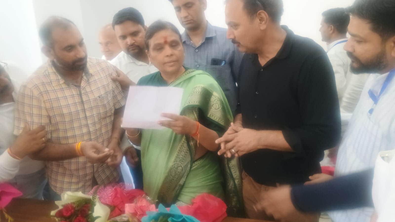 शीघ्र तबादलों की मांग को लेकर भाजपा प्रदेश अध्यक्ष डॉ. अर्चना गुप्ता को ज्ञापन सौंपते शिक्षक। स