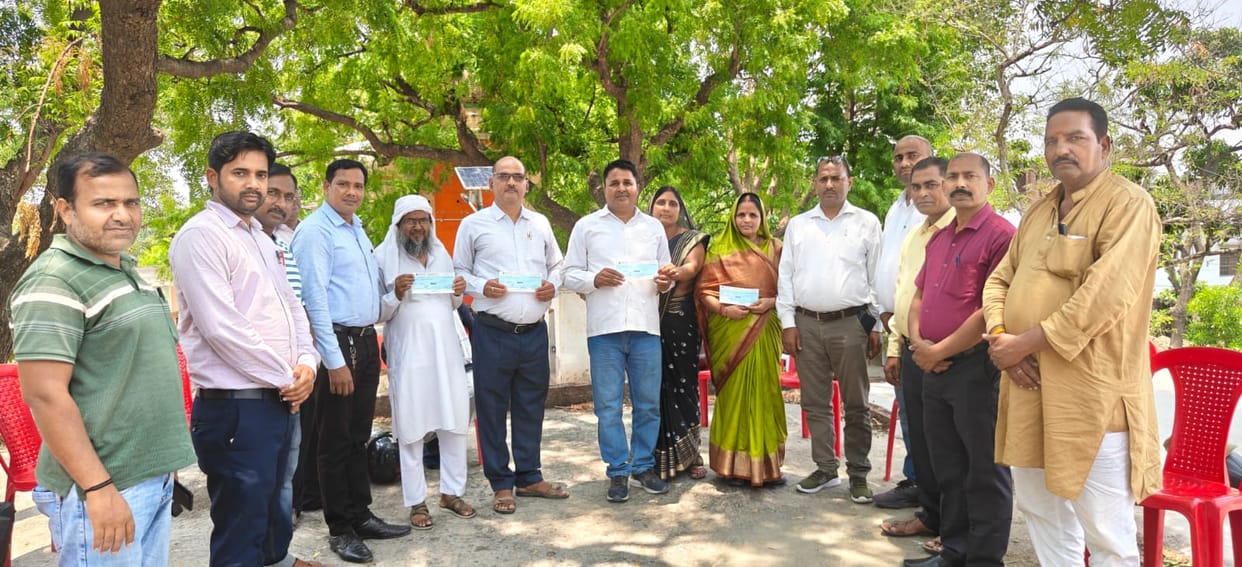 Teachers self care team gave Rs 51-51 thousand to four families