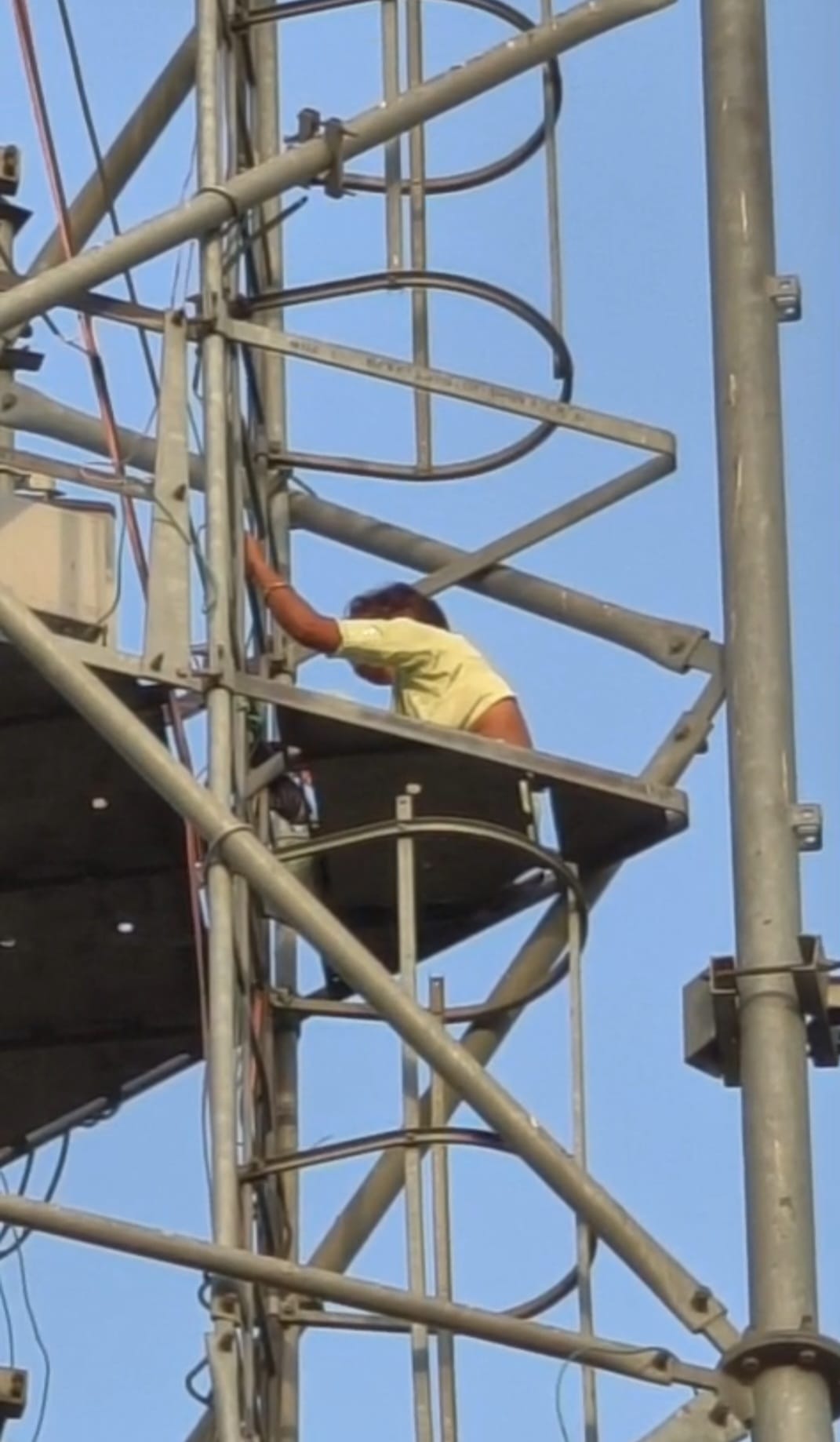 A young woman climbed a mobile tower demanding the release of her lover