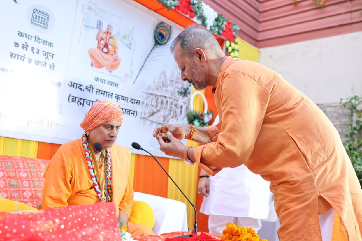 Devotees are mesmerized by the glory of Kashi and the Shiva family
