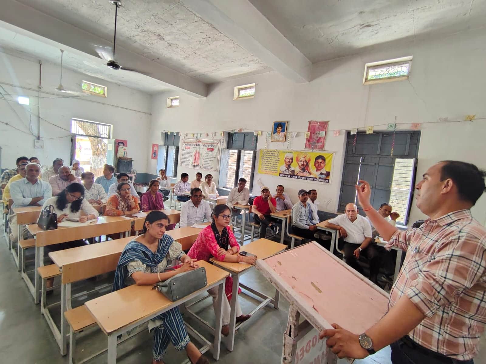 -विशेष गहन पुनरीक्षण कार्यक्रम के लिए बीएलओ एवं सुपरवाइजर प्रशिक्षण लेते। स्रोत : प्रशासन