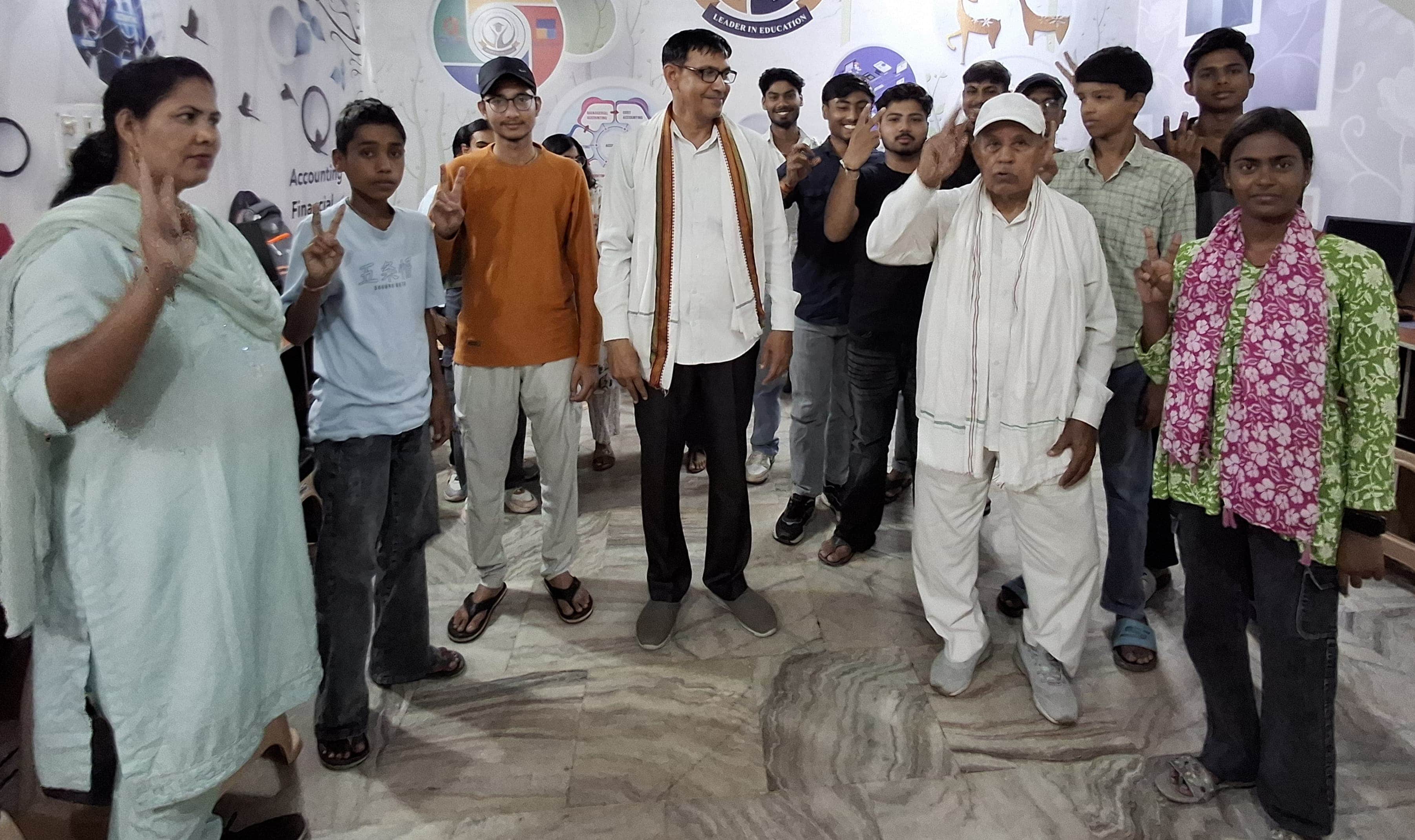 युवाओं की समस्या सुनते लोक सेवा मंच के पदाधिकारी। स्रोत : संस्था