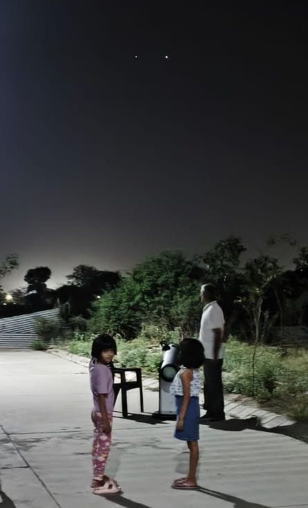 Two bright planets meet tonight