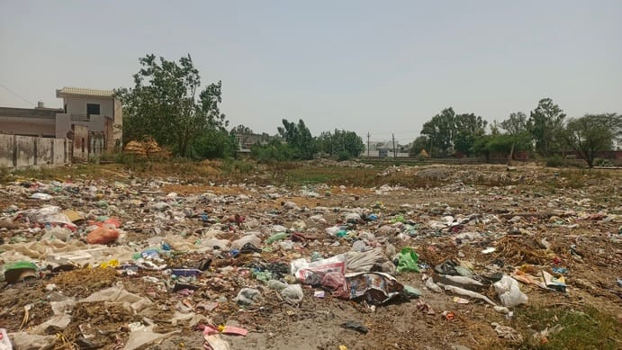 अहर गांव में स्वास्थ्य विभाग के प्लॉट में जमा कूड़ा। संवाद