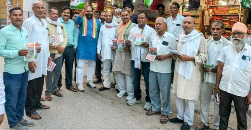 Congress workers distributed pamphlets in protest against the Ahraura-Vindhyachal toll plaza.