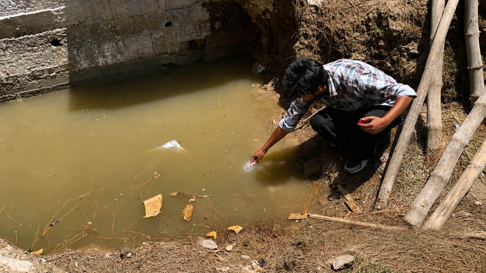 अमरोह क्षेत्र खुले में फेंके गए वेस्ट वाटर का सैंपल लेते प्रदूषण नियंत्रण बोर्ड टीम के सदस्य। ज