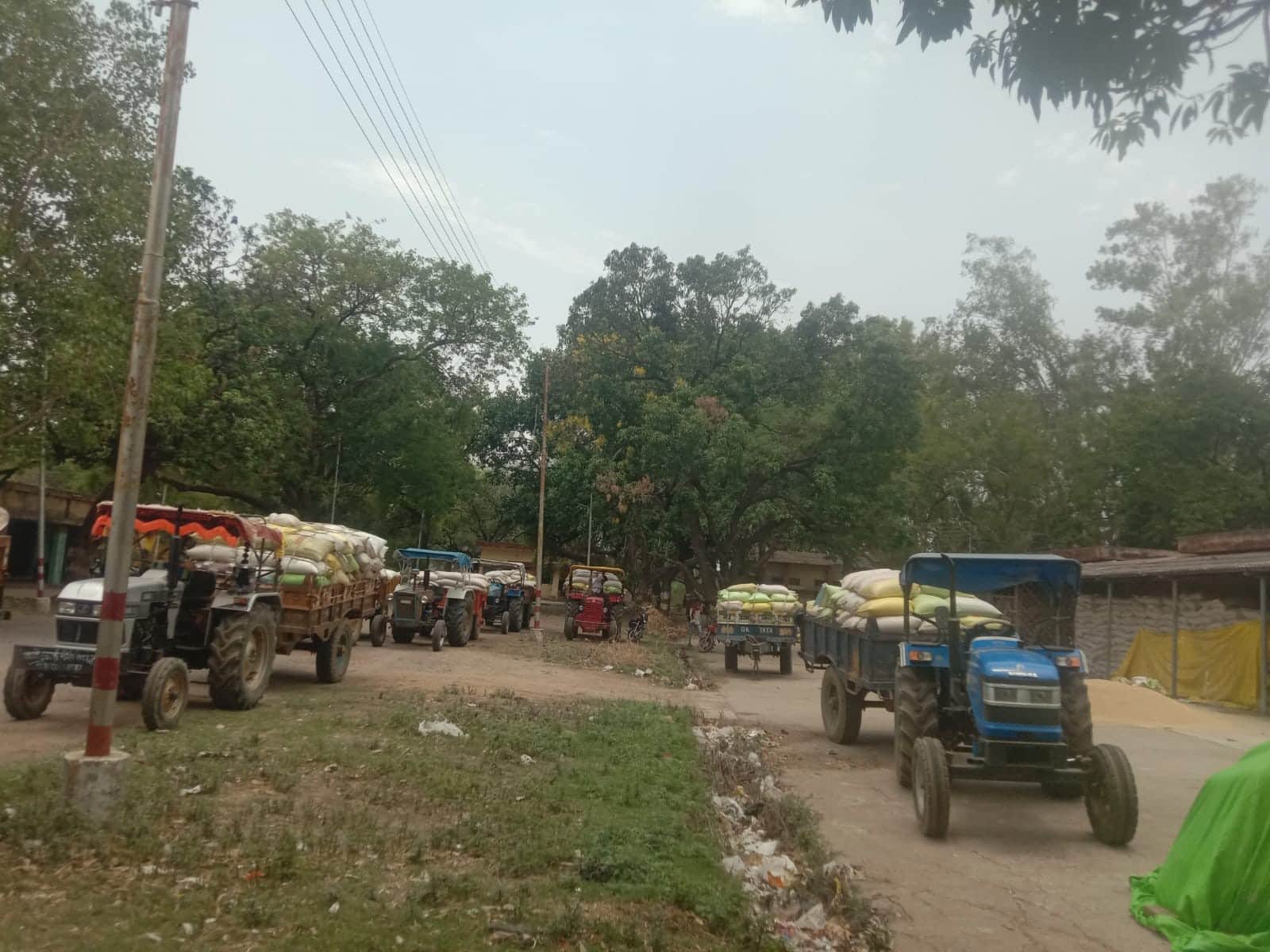 अतर्रा मंडी में अपने नंबर का इंतजार करते ट्रैक्टर लिए किसान। संवाद