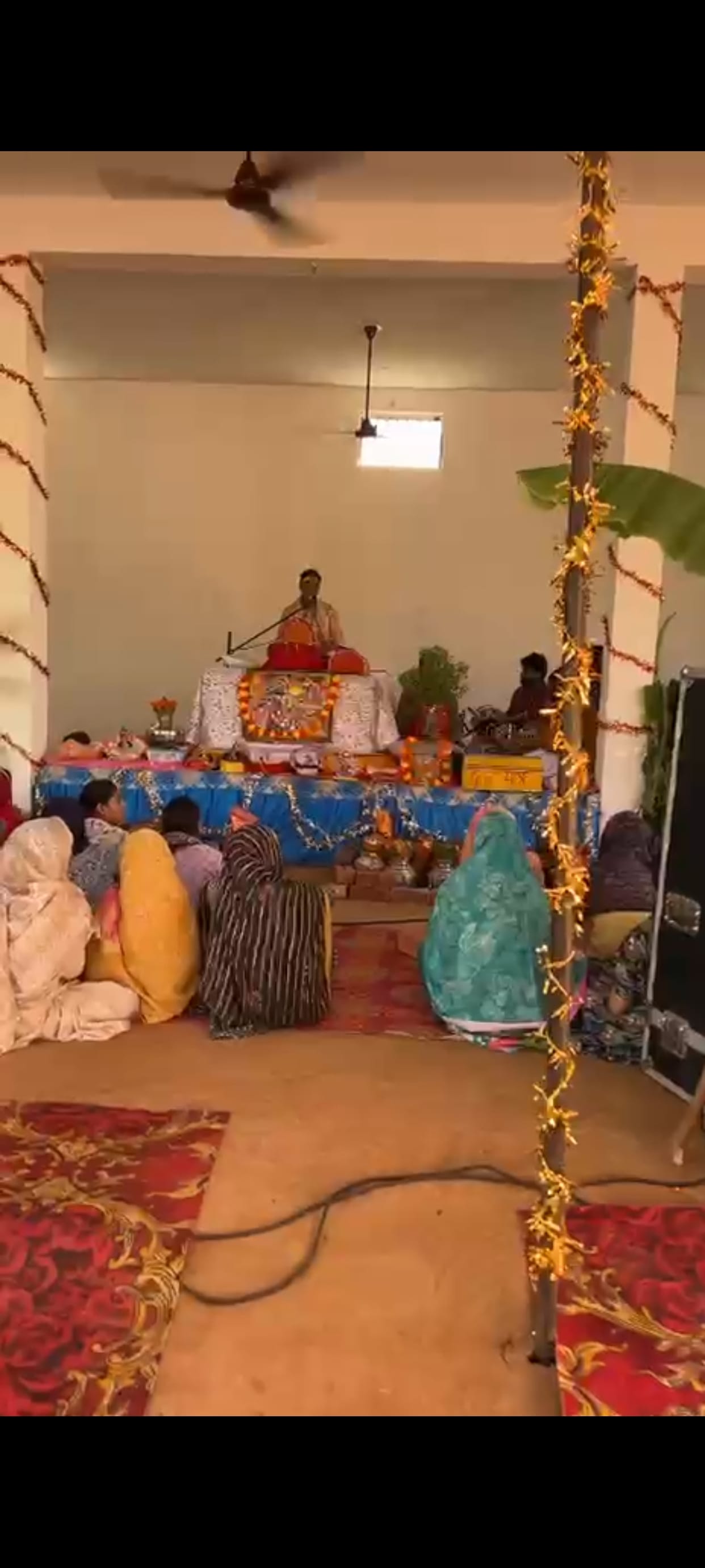 The devotees were moved after listening to the conversation between Parikshit and Shukdev.