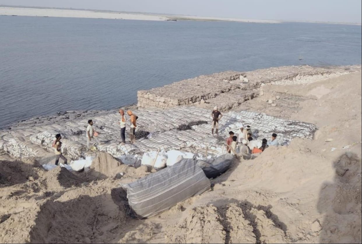 Anti-erosion work: 74 laborers and four machines were deployed in Bihar; 90 laborers and eight machines did not last even a single day.