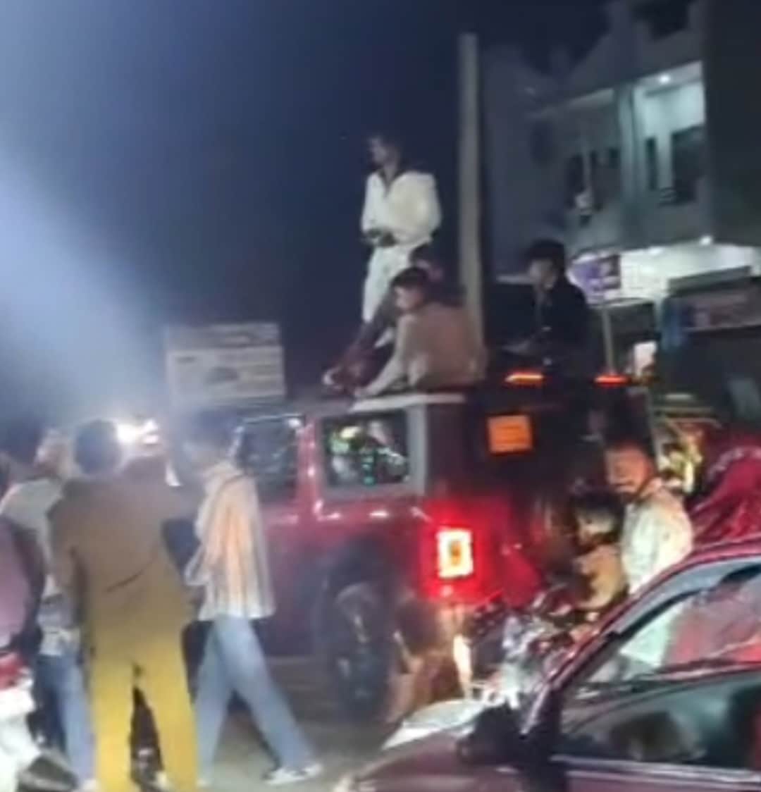चरथावल में थार गाड़ी पर चढ़कर स्टंट करते युवक स्रोत वीडियो