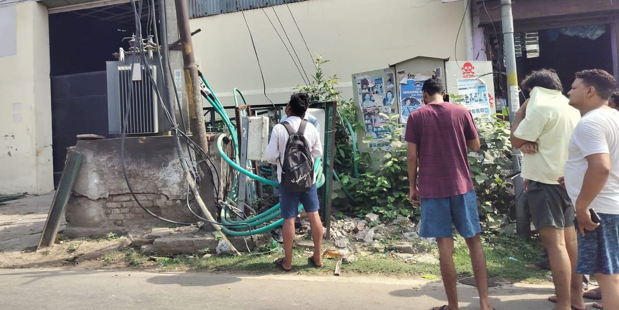 A 33 KVA line rupture in Nawada has plunged more than half the city into darkness, disrupting normal life.