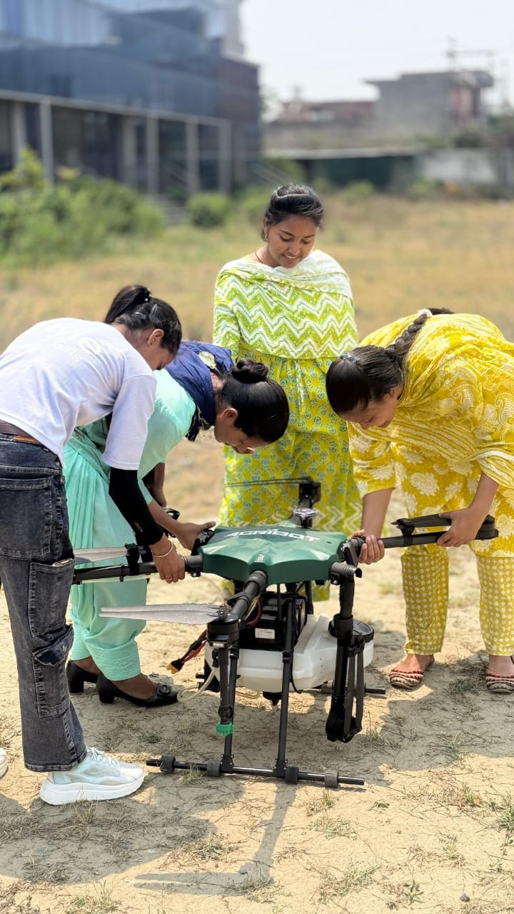 ड्रोन पायलट का प्रशिक्षण लेती युवतियां