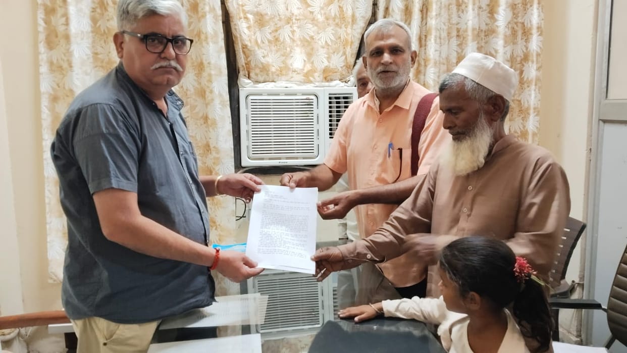 Demand letter submitted to SDM after no hearing on electricity and water in Mahatma Gandhi rural colony
