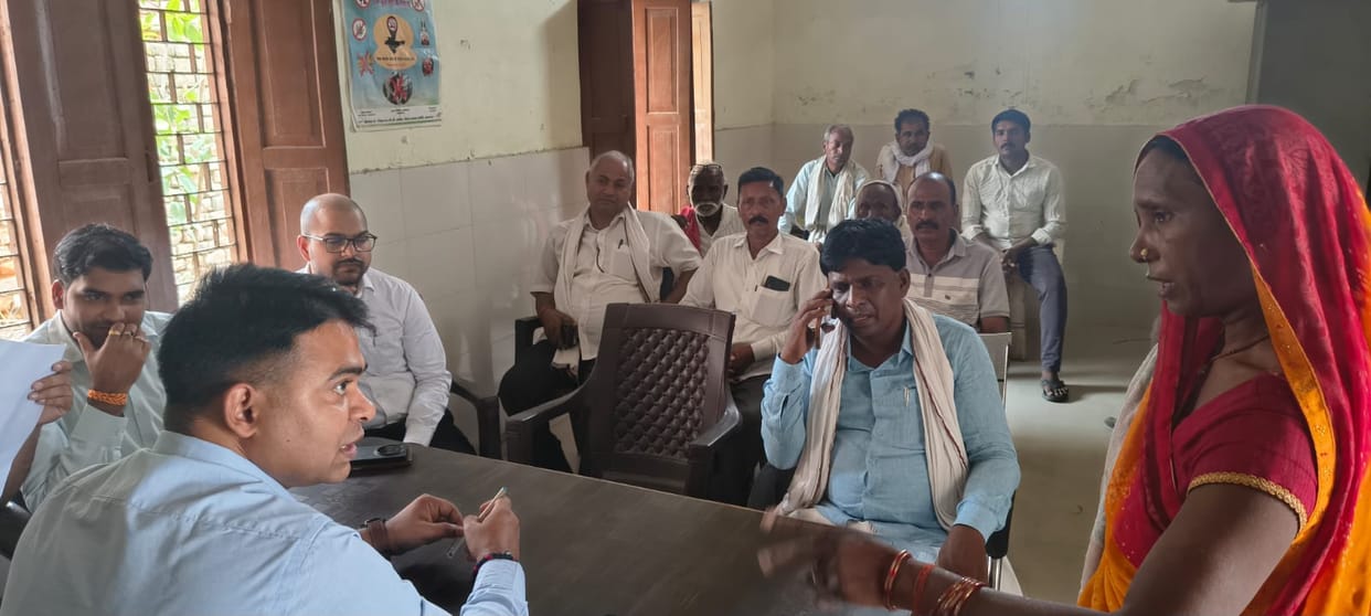 The administration reached the village, the dispute over land and drainage was resolved in the Chaupal