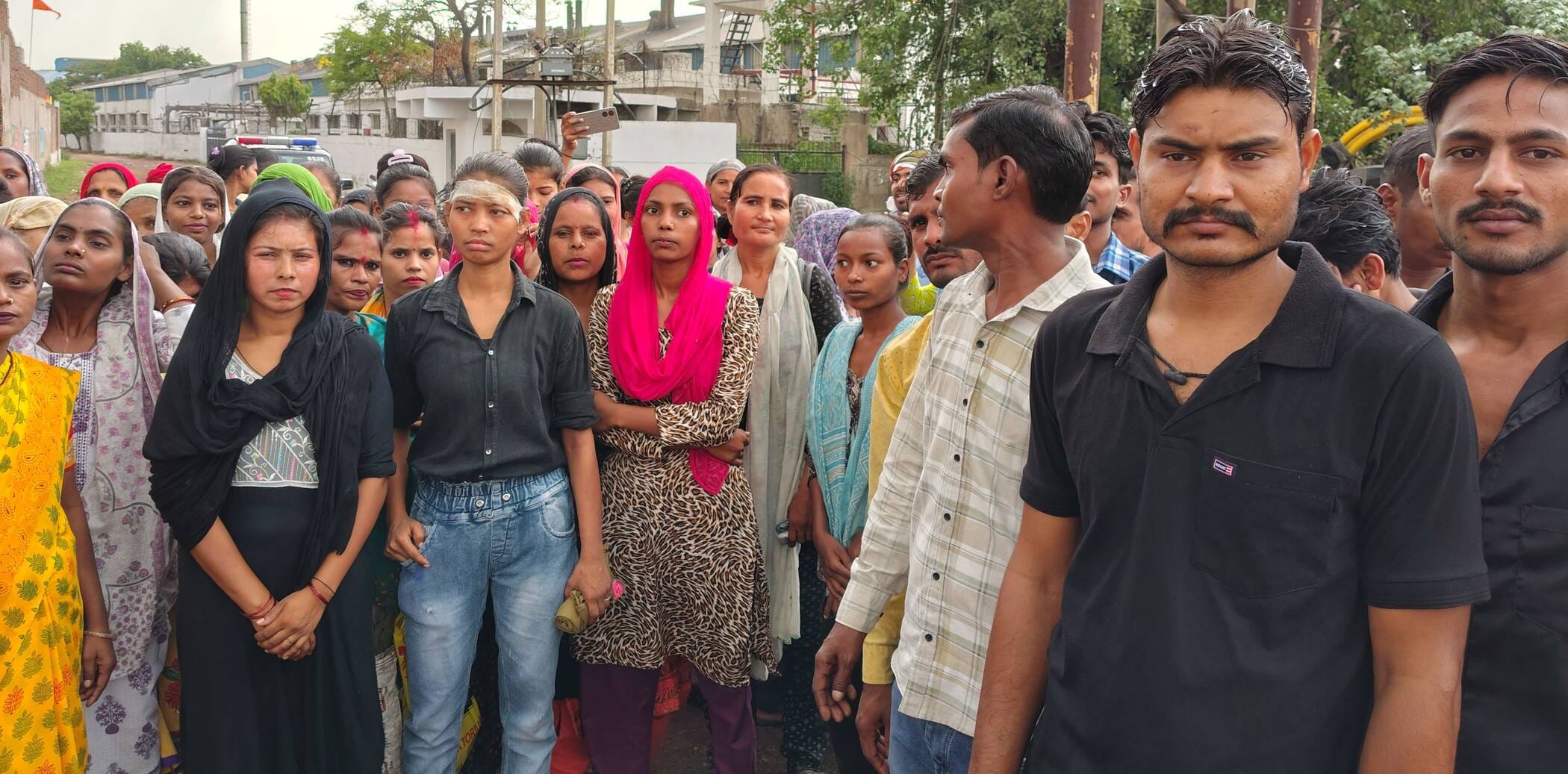 फोटो-04-गोकुल फूड्स प्राइवेट लिमिटेड के बाहर प्रदर्शन करते श्रमिक। संवाद