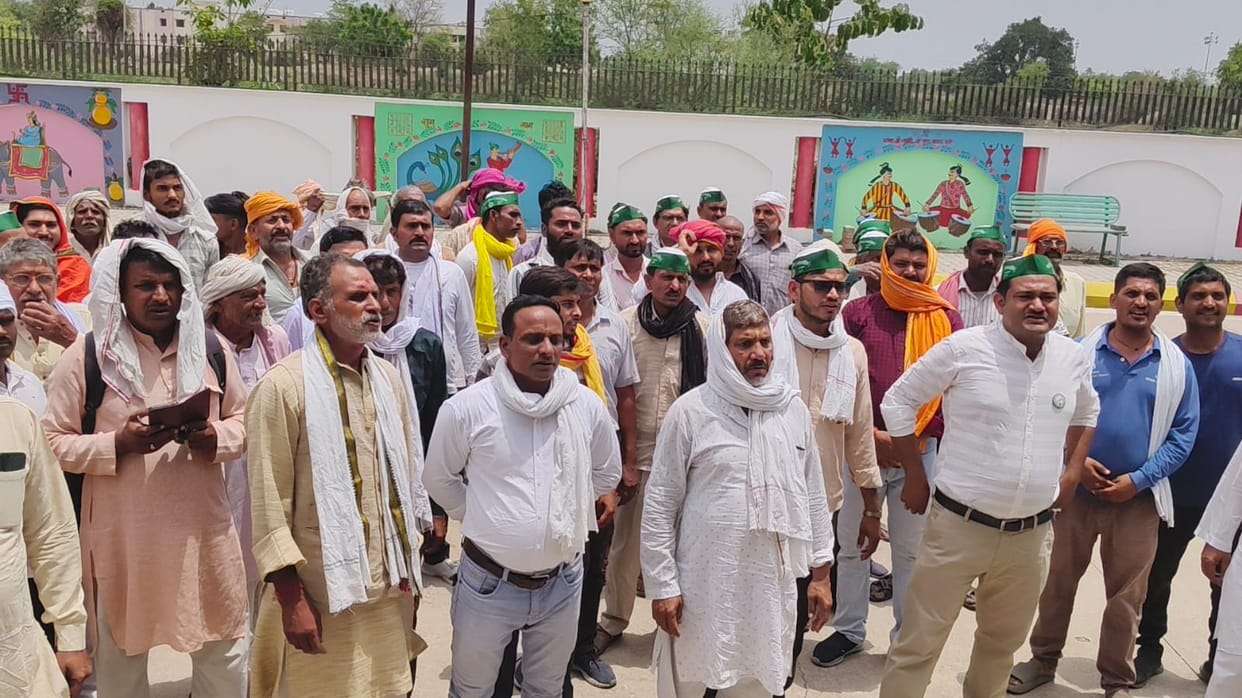 Protest against low compensation to farmers for Defence Corridor
