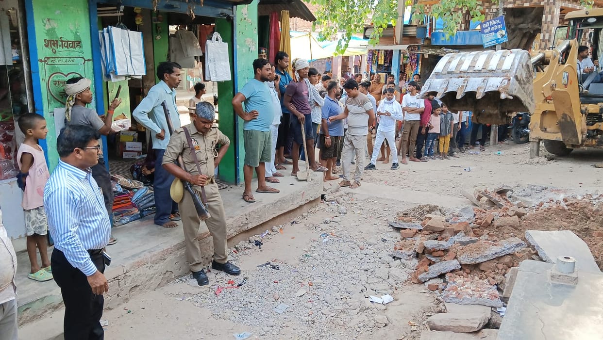 Bulldozers roared in Sarafa Mohalla, encroachments removed from the main road