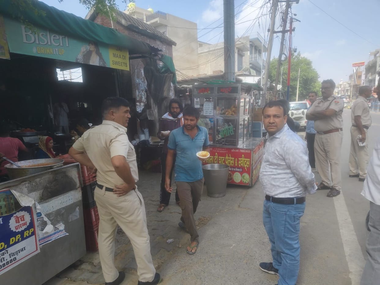 The Municipal Corporation launched a campaign to remove encroachments with the help of the police administration.
