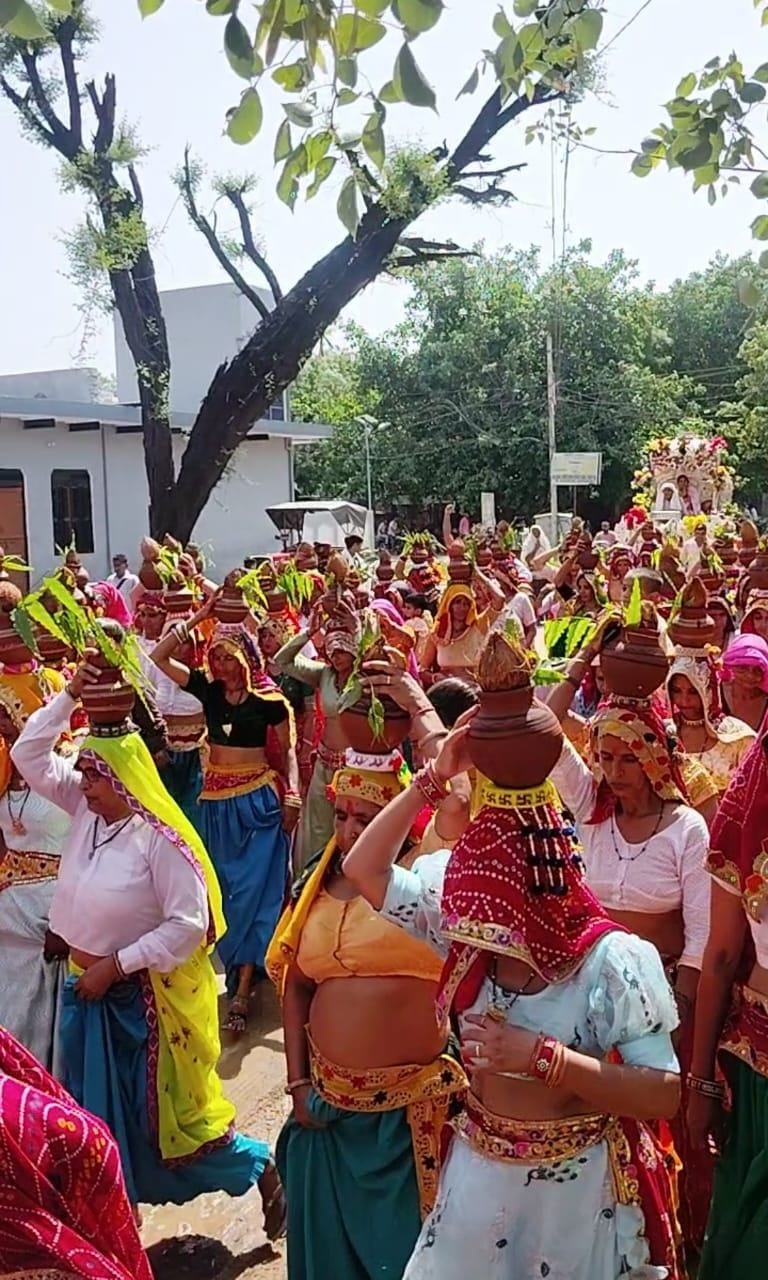 Auspicious commencement of the Shrimad Bhagwat Katha in Guwani, marked by a procession of 101 sacred pitchers (Kalash Yatra).