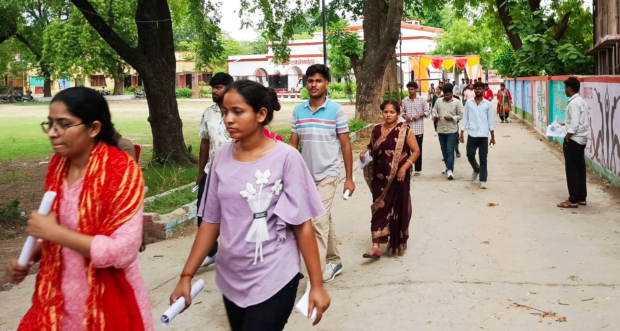 फोटो-25-परीक्षा केंद्र से बाहर निकलते अभ्यर्थी। संवाद
