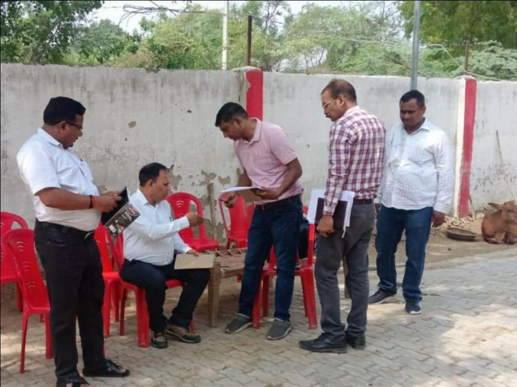 फोटो-27-रामनगरिया गोशाला में टीम के साथ जांच करते सीवीओ डॉ. विनोद कुमार। स्रोत: कर्मी।