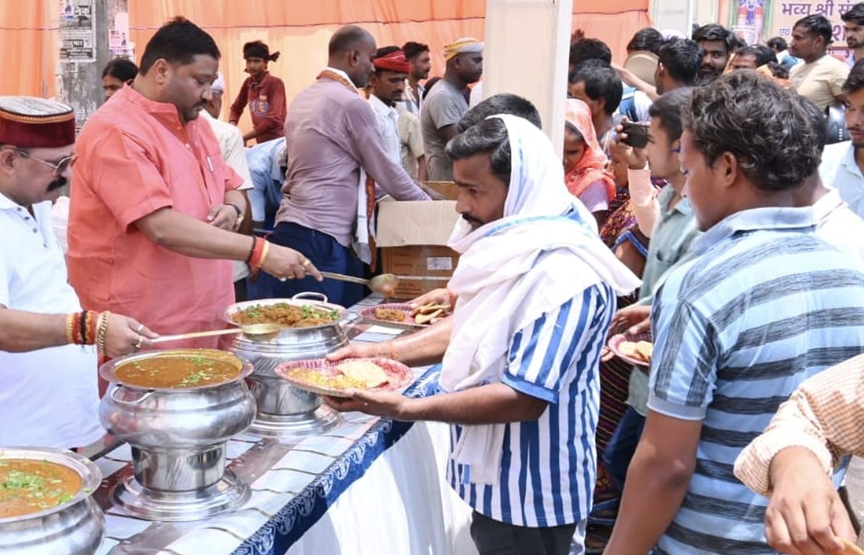 फोटो-30-बलरामपुर के झारखंडी मंदिर के पास प्रसाद ग्रहण करते श्रद्धालु ।-स्रोत: आयोजक