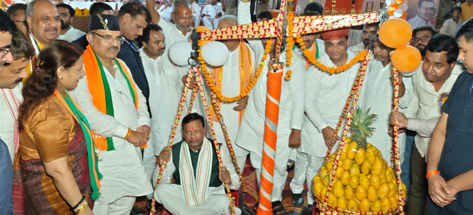 फोटो-30-कार्यक्रम में प्रदेश अध्यक्ष पंकज चौधरी का आमों से तुलादान करते आयोजक। संवाद
