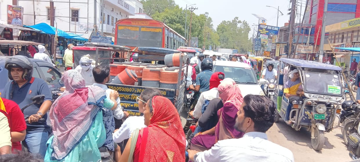 Traffic jams amidst the scorching heat caused distress to people.