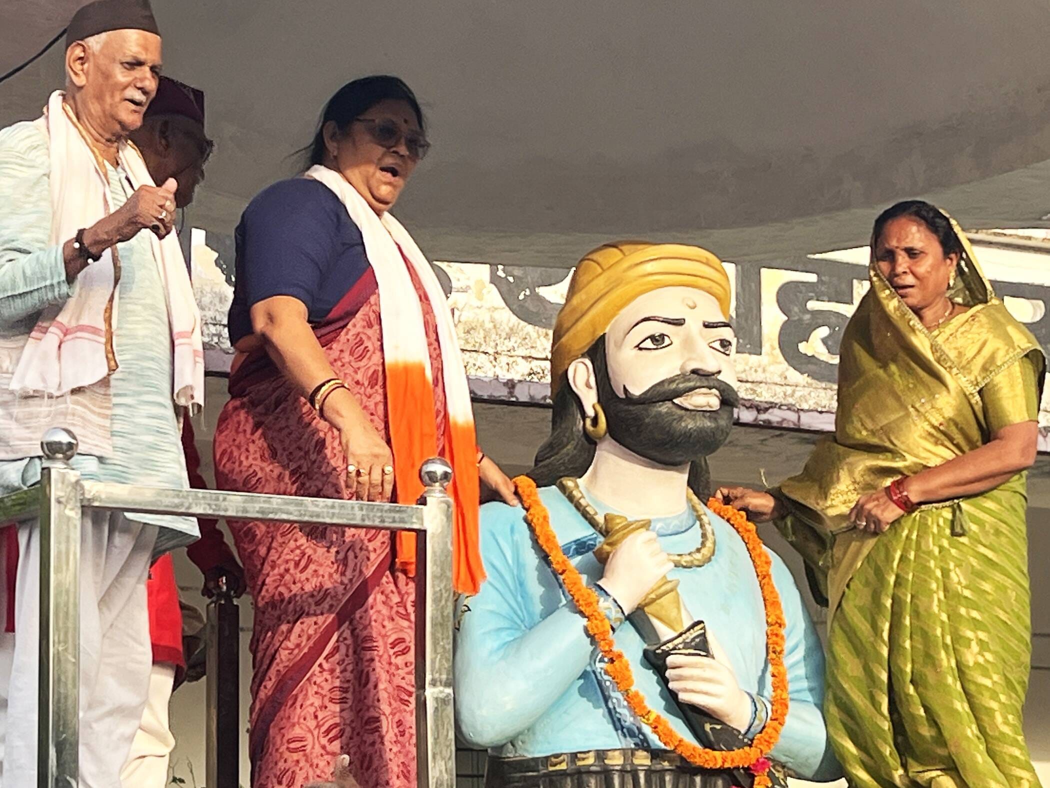 फोटो-35-विजय दिवस समारोह में महानायक ठाकुर दरियाव सिंह को श्रद्धांजलि अर्पित करते अतिथि। संवाद