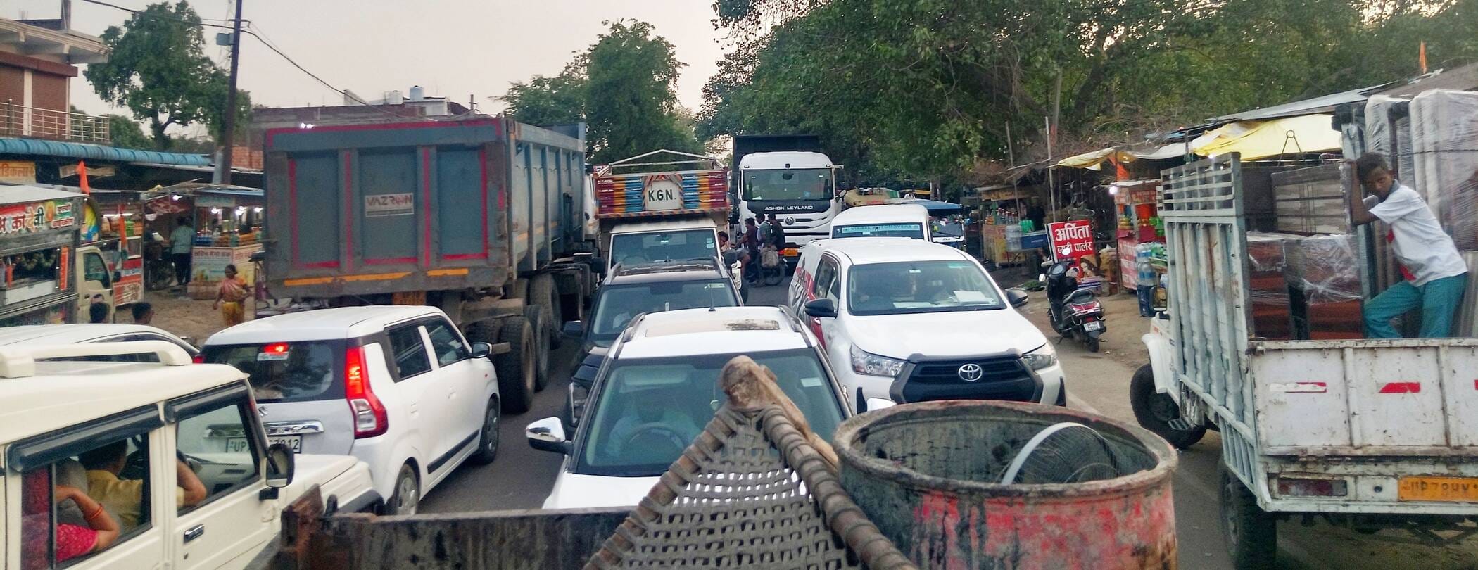 फोटो-40- बांदा सागर रोड में लगा कई किलोमीटर लंबा जाम। संवाद