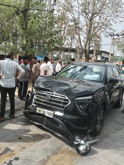 Three cars collided while trying to save a scooter rider on the mini bypass