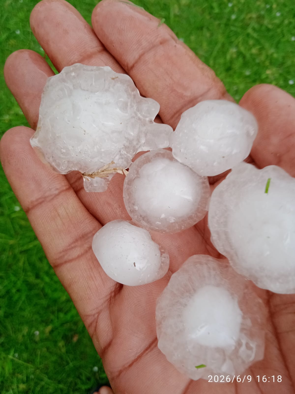 The heat wave continued until noon, the weather changed in the evening, and hailstorms occurred in Samain