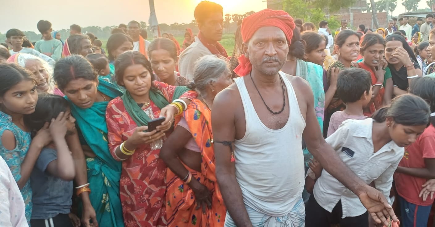 घटनास्थल पर लगी भीड़
