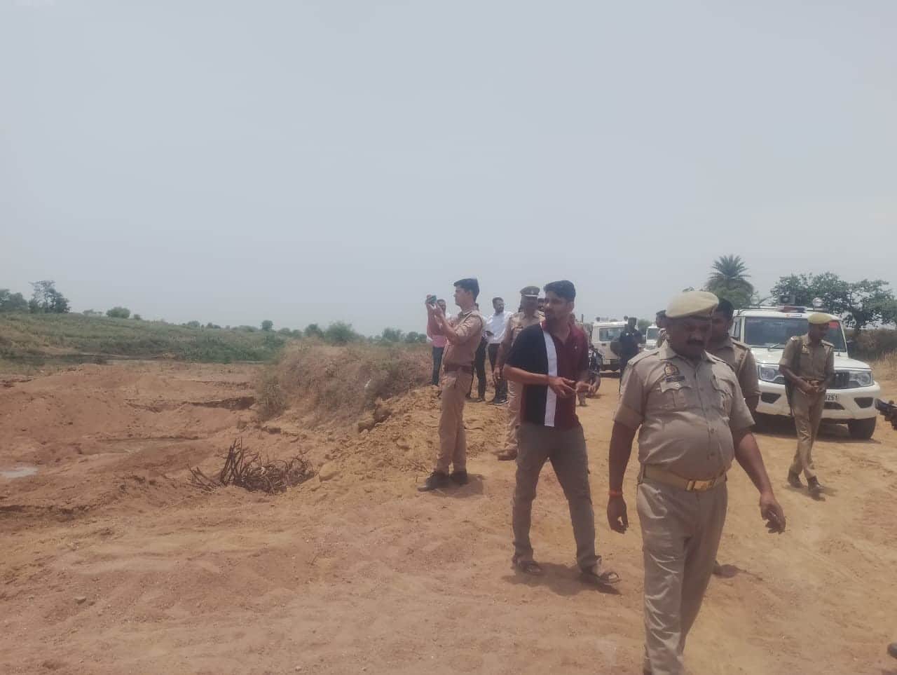 घटनास्थल की जांच करती पुलिस, राजस्व व खनिज विभाग की टीम। संवाद