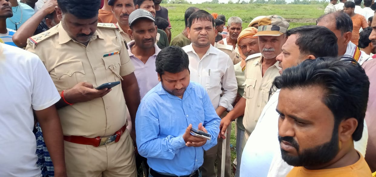 Overloaded boat capsizes in Koshi river several people successfully rescued Supaul Bihar news
